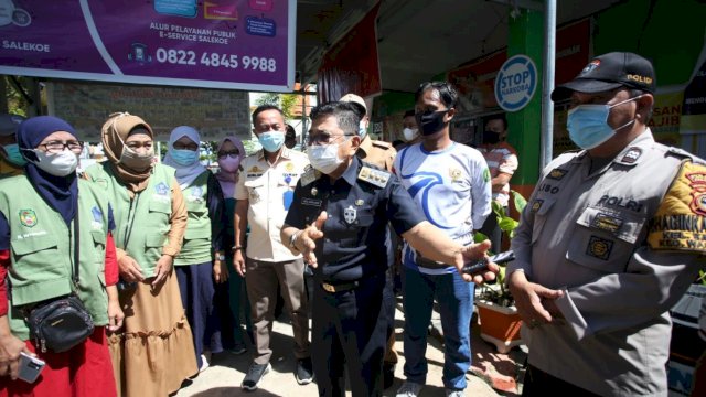 Walikota Palopo Judas Amir, saat melakukan peninjauan vaksinasi.