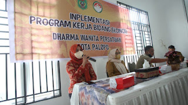 Sambut HUT, DWP Palopo Sulsel belajar Buat Motif Pakaian Sibori