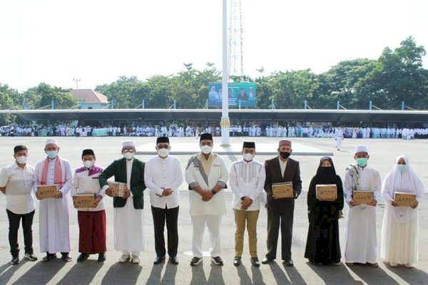 Bupati Maros Chaidir Syam Serahkan Insentif Guru Mengaji 