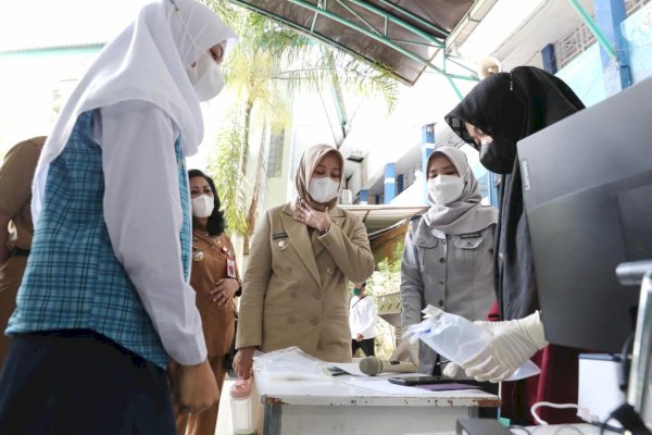 Wawali Makassar Fatmawati Pantau Pelaksanaan Screening Gunakan Genose Bagi Siswa SMP