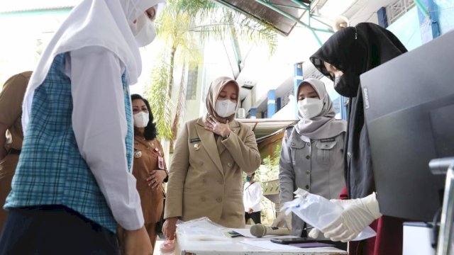 Wawali Fatmawati Rusdi, saat memantau Pelaksanaan Screening bagi Siswa SMP di Makassar.