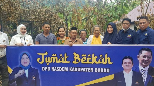 Jumat Berkah, DPD NasDem Barru Sulsel Datang Semangati dan Santuni Korban Kebakaran