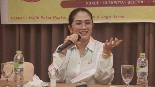  Andi Debbie Purnama Rusdin.