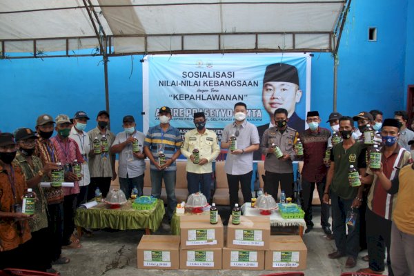 Legislator Andre Tanta Sosialisasi Nilai-nilai Kebangsaan dengan Warga Gowa Sambil Serahkan Bantuan Pupuk Organik