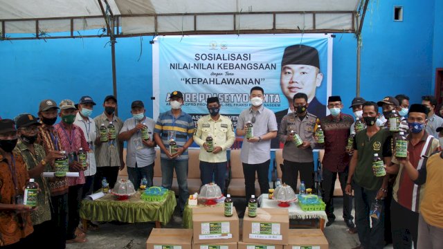 Legislator Andre Tanta Sosialisasi Nilai-nilai Kebangsaan dengan Warga Gowa Sambil Serahkan Bantuan Pupuk Organik