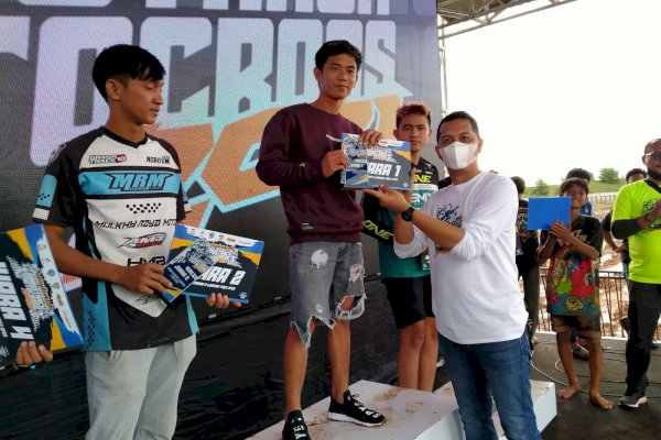 Pembalap RMS Racing Team Angga Sapurede Jadi Bintang Turnamen Grasstrack dan Motorcross Makassar 2021