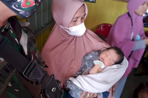 Heboh! Warga Makassar Temukan Bayi Laki-laki dalam Kardus di Warung, Kondisinya Sehat