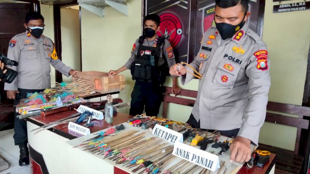 Nampak Anak panah yang diamankan pihak kepolisian di Makassar.