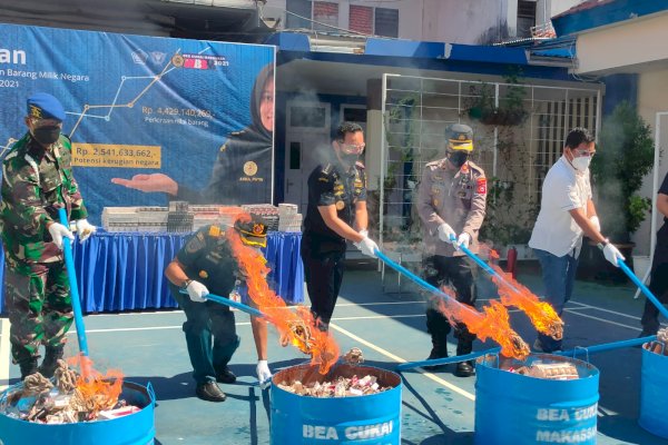 Jutaan Rokok Ilegal hingga Seks Toys Dimusnahkan Bea Cukai Makassar