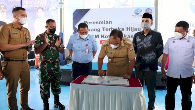 Walikota Danny, Bersama Ketua DPRD Makassar Rudianto Lallo dan Direktur Utama Perumda Air Minum Makassar Hamzah Ahmad, saat peresmian RTH.