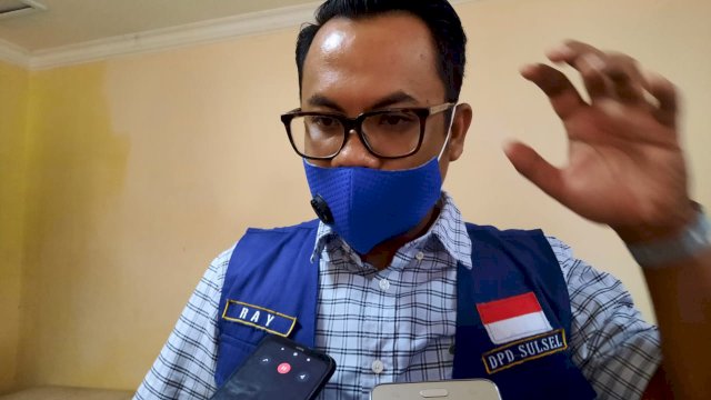 Wakil Ketua DPD HNSI Sulsel, Ray Suryadi Arsyad, saat memberikan penjelasan kepada wartawan soal nelayan. (F-Musa).