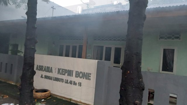 Asrama mahasiswa di makassar yang dibakar.