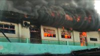 Kebakaran Hebat Hanguskan Asrama Putra di Dalam Area STIE Amkop Makassar