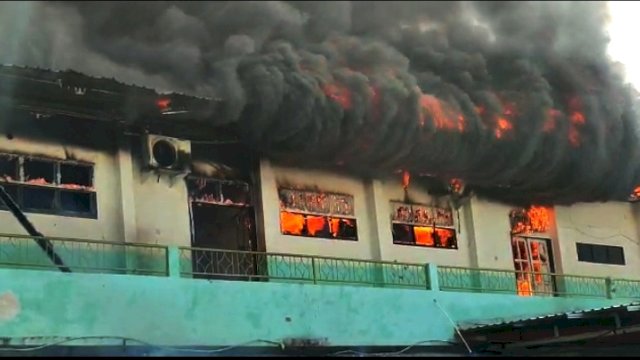 Kebakaran Hebat Hanguskan Asrama Putra di Dalam Area STIE Amkop Makassar