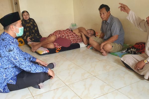 Usai Pimpin Hari Korpri, Bupati Pangkep Yusran Jenguk dan Beri Bantuan Warganya yang Sakit