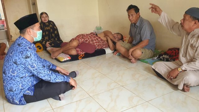 Bupati Pangkep Muhamad Yusran Lalogau, saat menjenguk dan memberikan bantuan kepada salah seorang warga.