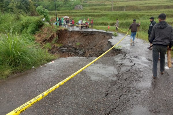 Waspada, Ruas Batas Gowa-Tondong di Sinjai Sulsel Tidak Dapat Dilalui Akibat Longsor