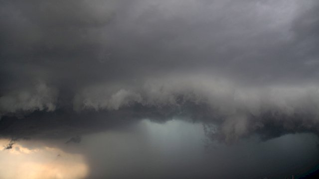 Awan hitam menyelimuti langit di perairan laut Jawa, Selasa (14/3). Berdasarkan data Badan Meteorologi, Klimatologi dan Geofisika (BMKG) Juanda, Surabaya cuaca ekstrem yang melanda wilayah Jawa Timur diperkirakan berlangsung hingga Mei 2017 dengan potensi hujan dengan intensitas lebat. ANTARA FOTO/Umarul Faruq/aww/17.