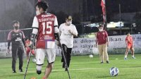 Momen Gubernur Anies Jajal Lapangan Sepakbola Berstandar Internasional di Tengah Kampung