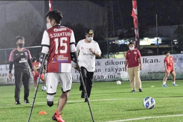 Momen Gubernur Anies Jajal Lapangan Sepakbola Berstandar Internasional di Tengah Kampung