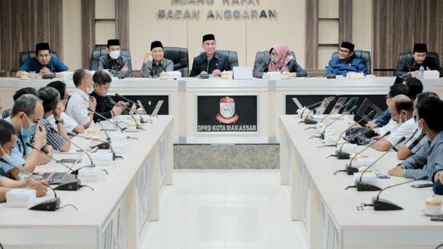 Ketua DPRD Makassar Rudianto Lallo, saat memimpin mediasi antara warga Barangca'di dan pihak PLN.
