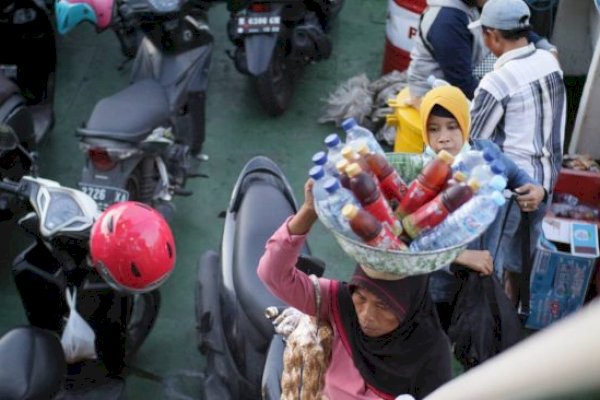 Pedagang Asongan di Makassar Minta Diizinkan Jualan di Kapal