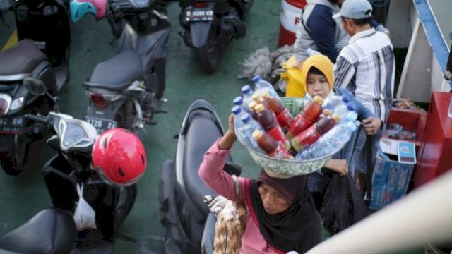 Pedagang Asongan di Makassar Minta Diizinkan Jualan di Kapal