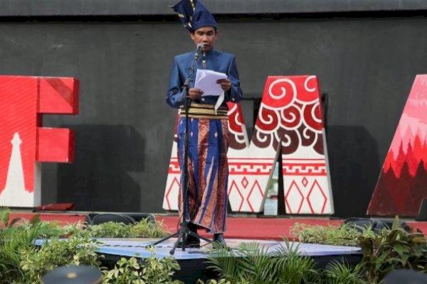 Pakai Baju Adat, Ketua DPRD Makassar Rudianto Lallo Bacakan Sejarah Kota Makassar