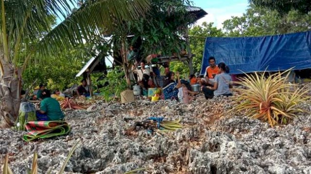Warga Selayar Sulsel, masih memilih mengungsi di sejumlah titik.(F-Int)