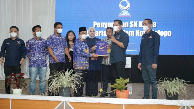 Ketua DPW NasDem Sulsel Rusdi Masse menyerahkan SK Ketua DPD NasDem Palopo ke Walikota Judas Amir