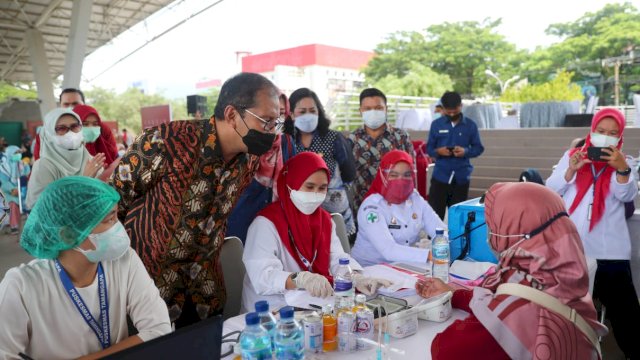 Walikota Danny saat meninjau vaksinasi.(F-Int)