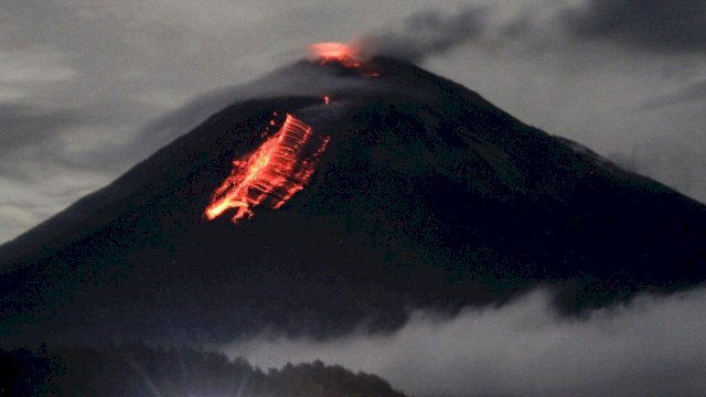 Status Gunung Semeru Siaga.