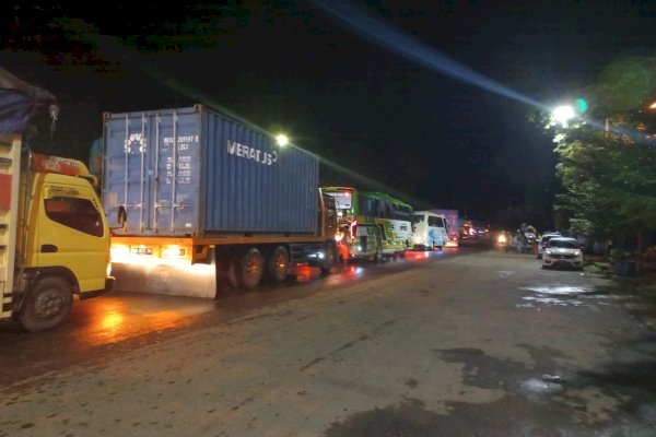 Sejumlah Pengendara Terjebak Macet di Jalan Trans Sulawesi Akibat Banjir di Pangkep