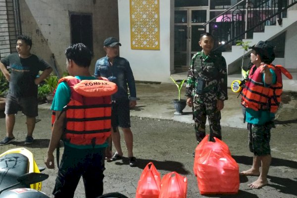 Dandim 1421 Pangkep Turun Tangan Distribusikan Makanan Siap Saji untuk Korban Banjir