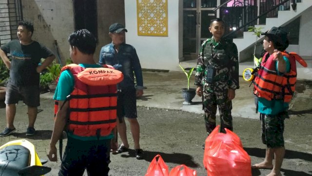 Dandim 1421 Pangkep Turun Tangan Distribusikan Makanan Siap Saji untuk Korban Banjir