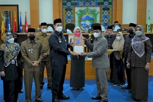 Sidang Paripurna DPRD, Bupati Pangkep Yusran Serahkan Empat Ranperda