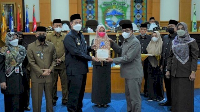 Sidang Paripurna DPRD, Bupati Pangkep Yusran Serahkan Empat Ranperda