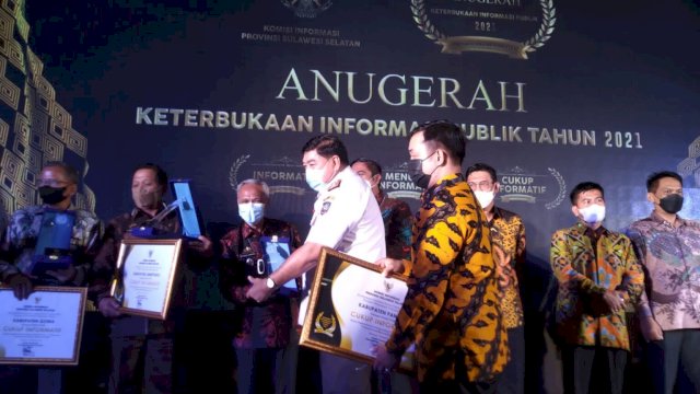 Wakil Bupati Pangkep Syahban Sammana, saat terima penghargaan. (F-Humas).