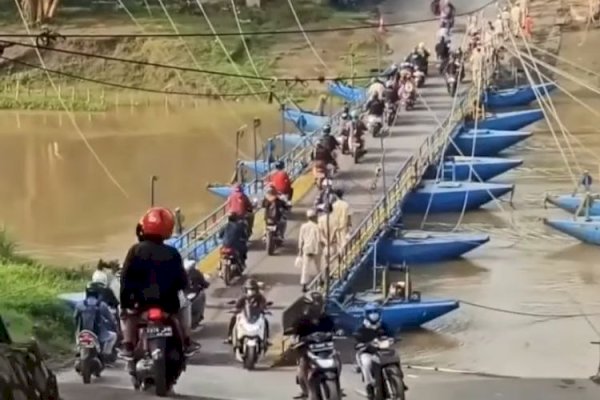 WOOW, Ini Jembatan Perahu yang Viral Beromzet Rp25 Juta per Hari