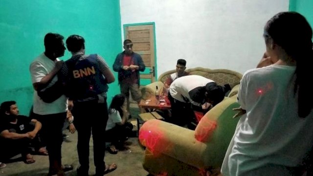 Sejumlah PNS di Aceh saat digerebek lagi pesta narkoba.(F-Int)