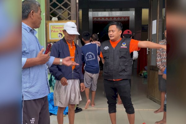 Sigap Merespon Banjir Makassar, NasDem Peduli-Sahabat Fatma Dirikan Dapur Umum dan Bagi Makanan kepada Korban