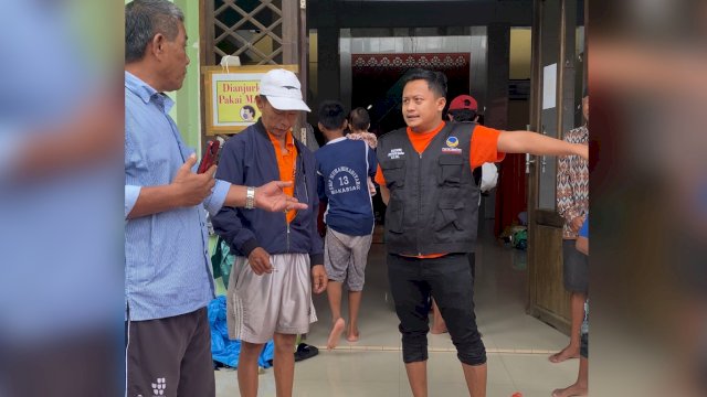 Sigap Merespon Banjir Makassar, NasDem Peduli-Sahabat Fatma Dirikan Dapur Umum dan Bagi Makanan kepada Korban