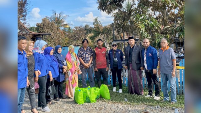 Kader Partai NasDem di Kabupaten Wajo, Sulsel, datang beri bantuan korban kebakaran.