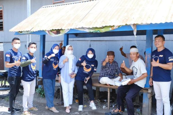 Jumat Berkah, NasDem Milenial Jeneponto Sulsel Berbagi Paket Makanan ke Tukang Ojek