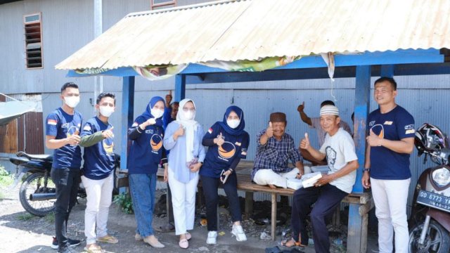 Kader NasDem Milenial Jeneponto, Sulsel, melakukan Jumat Berkah dengan berbagi paket makanan