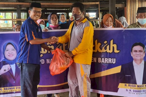 Jumat Berkah, NasDem Barru Sulsel Datang Semangati-Santuni Korban Banjir