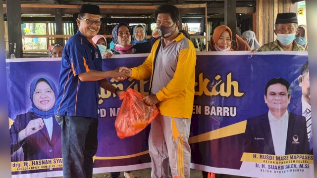 Jumat Berkah, NasDem Barru Sulsel Datang Semangati-Santuni Korban Banjir