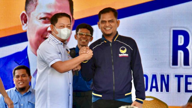 Ketua DPW NasDem Sulsel Rusdi Masse (RMS) memakaikan jaket Partai NasDem ke Andi Ikhsan Hamid ‘’Enda’