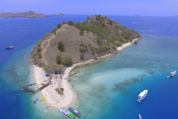 VIRAL Dijual Rp100 Juta, Begini Pesona Pulau Kelor Labuan Bajo yang Unik dan Romantis