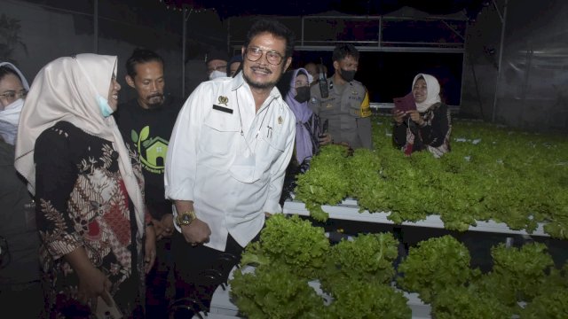 Mentan Syahrul Resmikan Urban Farming Milenial di Makassar
